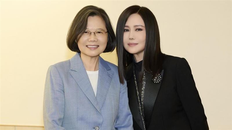 蔡英文現身江蕙演唱會合照曝光，稱最愛聽的歌是〈博杯〉