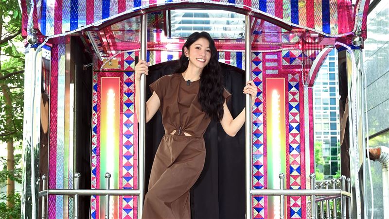 李千娜站上電子花車首演 台語經典翻唱專輯預告引爆回憶潮