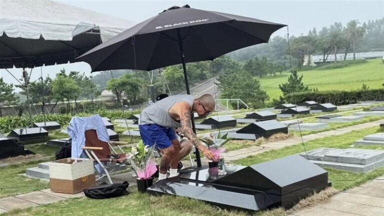 大S离世后具俊曄日渐消瘦现身墓园守候画面感动网民纷纷表达心声