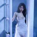 吴謹言产后复出再以薄纱照示羞露美腿，网友惊呼她越发性感