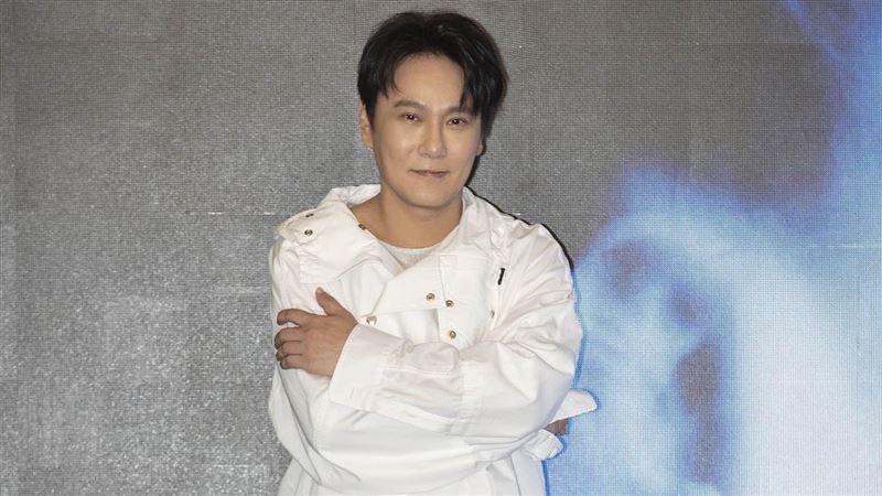 張信哲新專輯上線橫掃九冠王透露跨城取景MV與合體彩蛋
