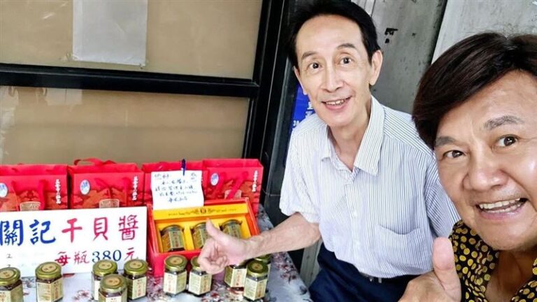 72岁关聰在台北摆摊卖干贝酱仍气色在线，网友惊叹无花和尚风采