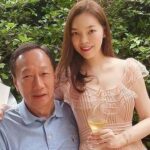 郭台銘白髮打高爾夫現身 家族甜蜜同框妞妞長成媽媽翻版？
