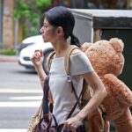 李千娜新歌邀黄奇斌合唱，电子花车舞台秀再现怀旧情感