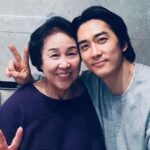 宋承憲悼母痛哭告別，公開母子照與骨灰罈震撼粉絲，盼在另一世界再相見