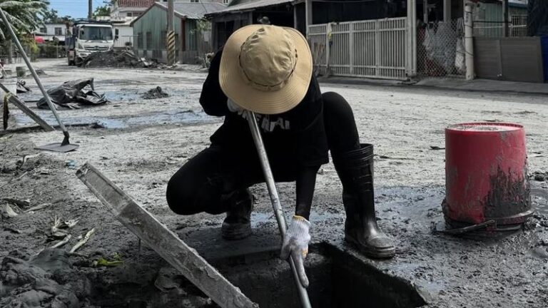 花蓮災區現身救災女星泱泱：鏟土力道暖心全場感動留言