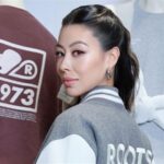 蔡詩芸婚十周年現身Roots開幕 吊飾風潮引熱議