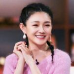 大S逝世后小S首次公开现身，舞台泪洒引热议，网友被梦境画作感动