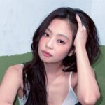 Jennie走位走神被拉回引发粉丝热议 BLACKPINK回归新歌在即