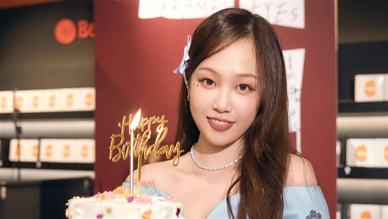 ANGIE首度簽名音樂會在台北高雄舉行 自彈自唱引爆全場