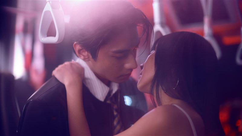 白安新專輯《星期八》新MV《電影類型》：幻想愛情在現實與夢境間