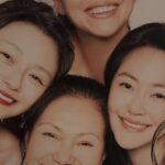 金钟冠军与家人同框：小S把奖杯交给妈妈，温情合照曝光