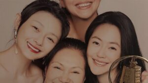 金钟冠军与家人同框：小S把奖杯交给妈妈，温情合照曝光