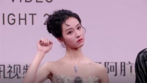 陳都靈紅毯現身竟被兩名演員攙扶？網路謠言再起引爆討論