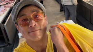 最接地气的戏剧男神江宏恩现身传统市场，竟被忙碌人潮错过？