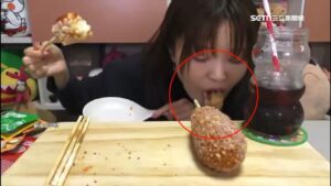 日本大胃女王Togimochi因剪辑失误边吃边吐0.5秒画面引发粉丝信任危机