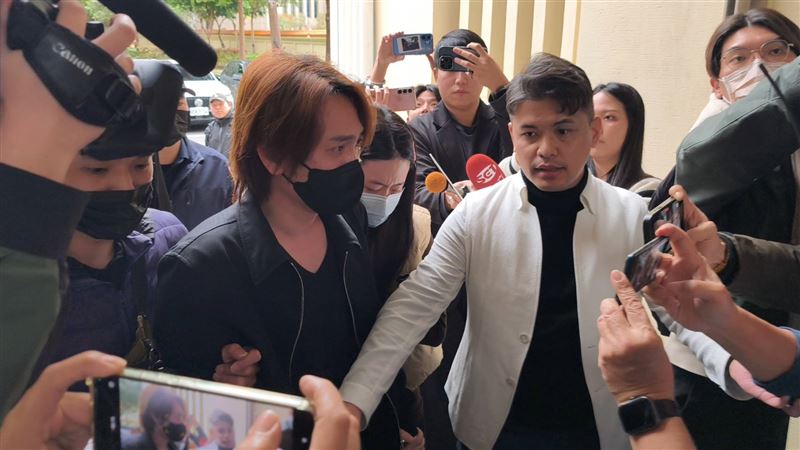 曹西平辞世内幕曝光：乾儿子Jeremy抵达殡仪馆引热议