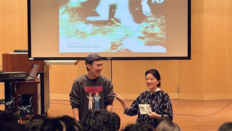 台藝大教室變小巨蛋阿龔台北點歌現彈粉絲瘋狂拍照聲援不停