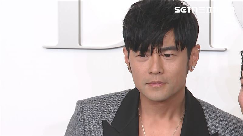 周杰倫在DIOR酒會宣布新專輯明年三四月發行，粉絲尖叫不停