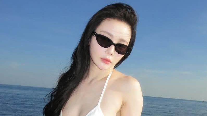 舒子晨游艇白色比基尼大秀身材粉丝直呼辣翻天期待她的下一次惊艳