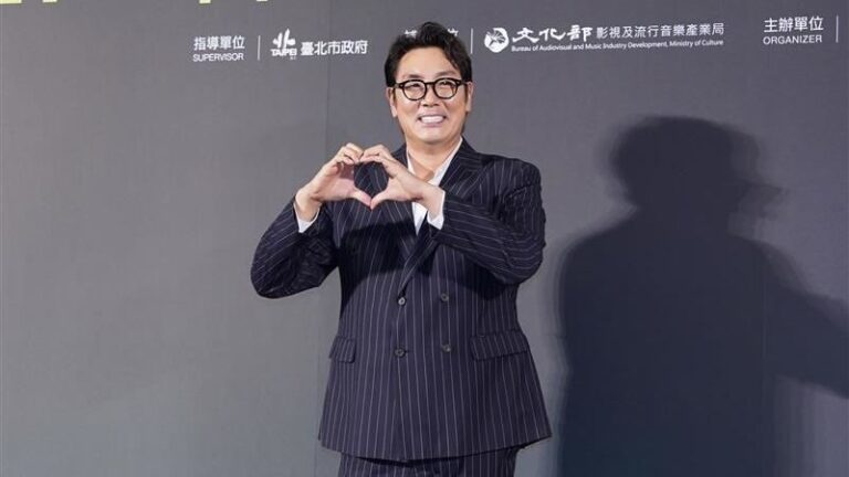 赵震雄宣布退出演艺圈，向粉丝致歉并宣布从此不再参与公开活动