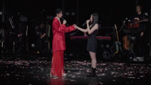 李千娜首度办大型演唱会大秀母女合唱引发全场泪光与感动