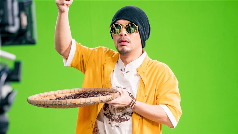 黄明志新年单曲《马来西亚的新年》复工，九语言合唱跨越风波迎新气象