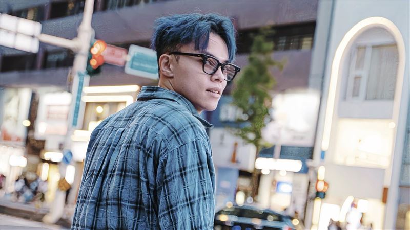 海产捐肝救父后成憲哥幕後大紅人笑談契約趣事與演唱會傳聞