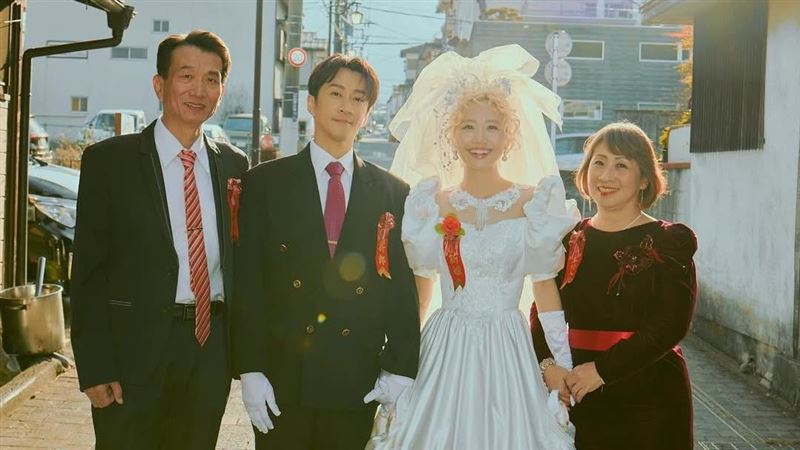 陈汉典与Lulu富士山婚纱照公开一家四口甜蜜合影啦
