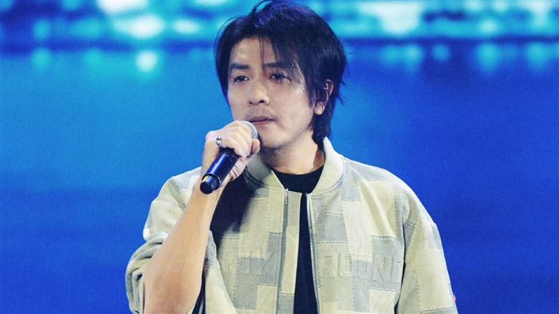 阿杜重回有歌2舞台：沉稳嗓音回暖 成熟自信引爆热议话题