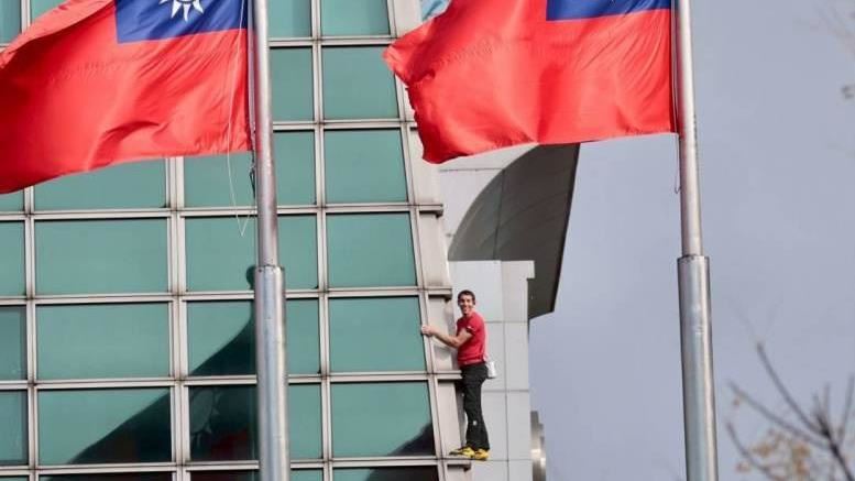 霍諾德徒手攀登台北101登頂引爆全球直播話題旗幟換成國旗成亮點