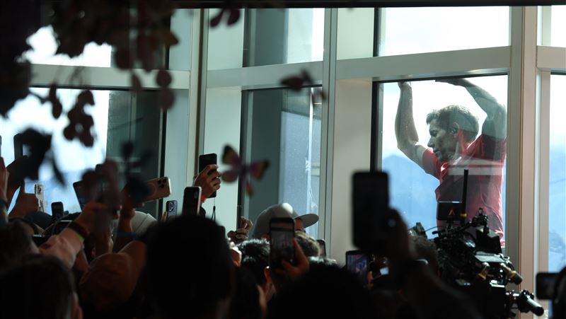 霍諾德徒手攀登台北101直播收官，音樂節奏與現場歡呼成就難忘一刻