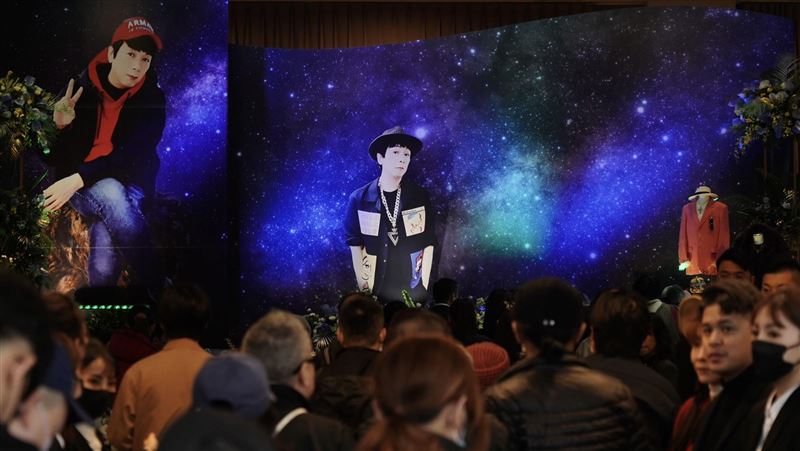 曹西平追思會化身最後的演唱會 粉絲與圈內好友齊送別 欣賞十元茶與哨子紀念