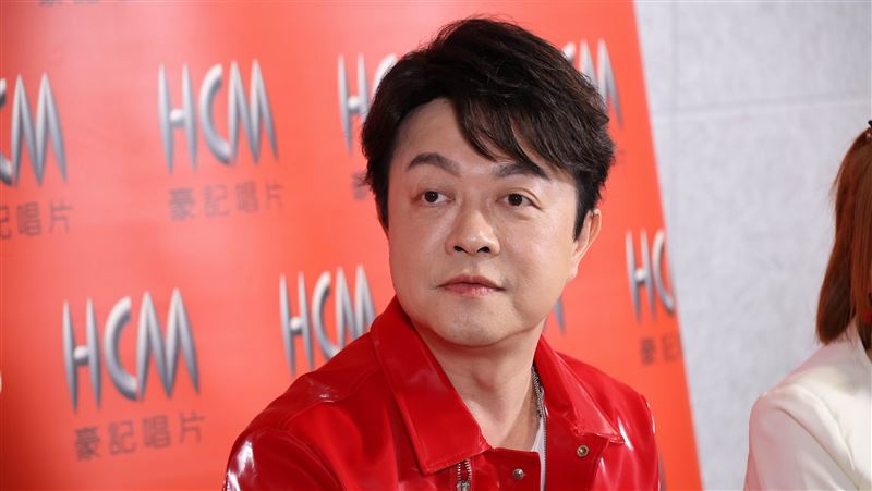 翁立友年货大街现身，马年演出排满至年底，红包笑意十足