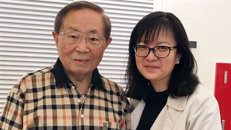 銀霞悼念邵玉銘病逝：昔日手挽相憶照引發粉絲淚目與心聲