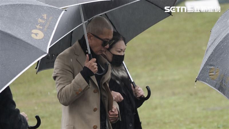 小S携范晓萱阿雅合唱催泪瞬间遗产风波再起引发新热议