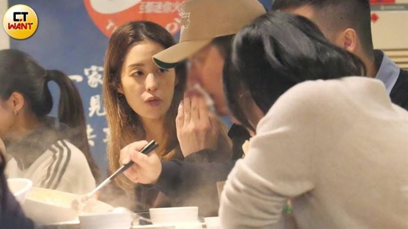 莫允雯深夜火锅约会曝光甜蜜拌嘴细节疑似稳定恋情引发粉丝热议