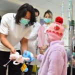 韩哥二访马偕儿童医院送暖新春陪伴住院孩子们与家人们