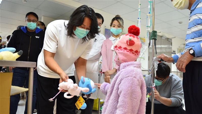 韩哥二访马偕儿童医院送暖新春陪伴住院孩子们与家人们