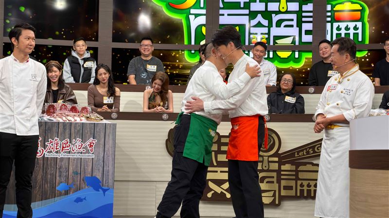 邰智源羅時豐擁抱互打氣六位主持人同場學做菜笑點連連