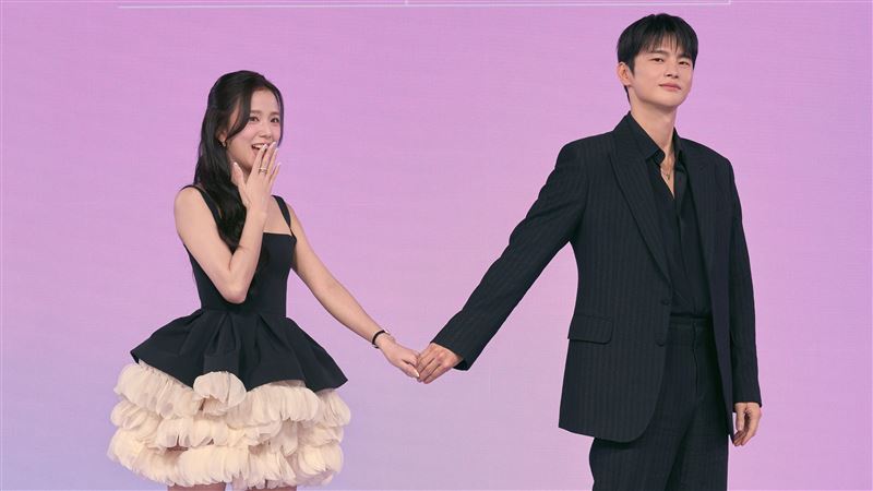 Jisoo携手徐仁國《订阅男友》上线在即，虚拟恋爱甜到窒息