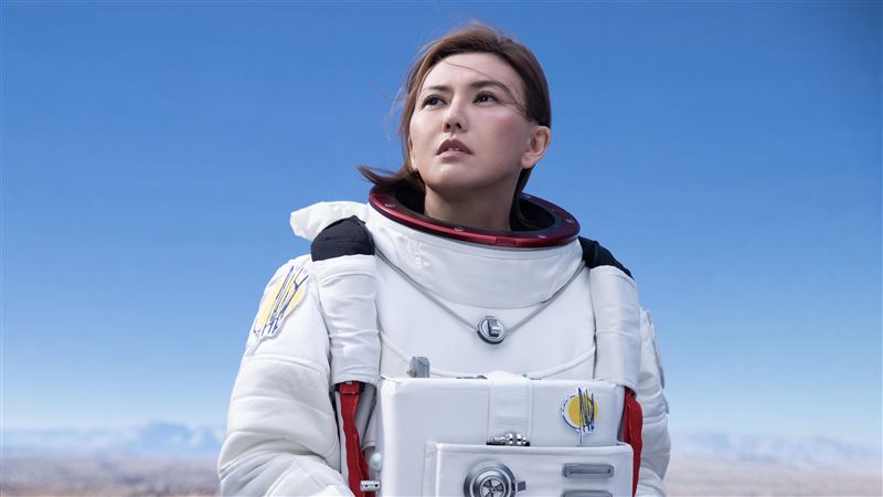 孙燕姿新单《飞瀑而下》上线 引领日落后巡演热潮 登顶话题榜