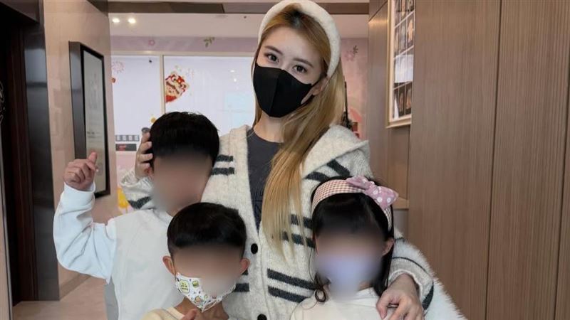 饅頭媽剖腹產四寶出院，與三孩隔玻璃合照展溫情感動全網